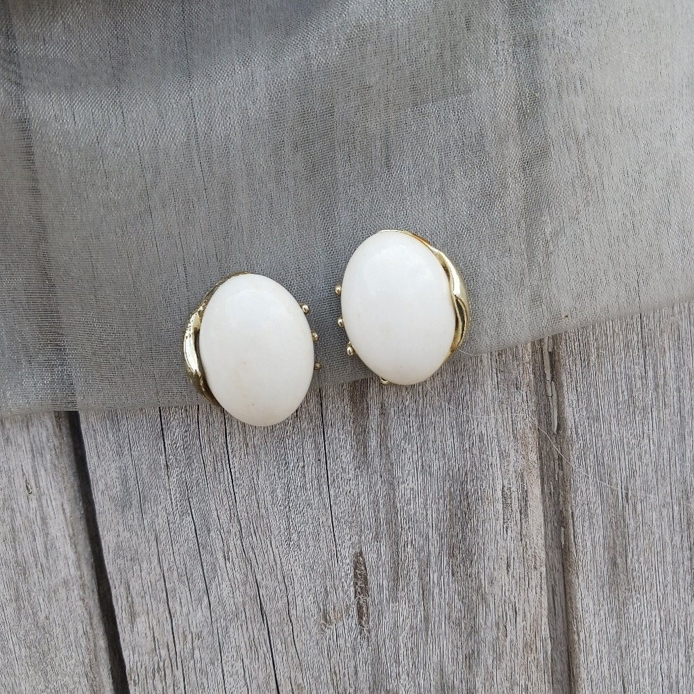 Vintage Oval‎ Milk Glass Silver Tone Clip On Earrings
